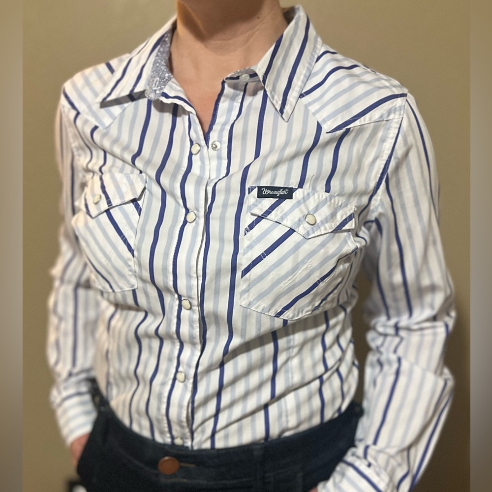 Women’s Flattering Wrangler Retro Blue and White Striped Pearl-Snap Shirt